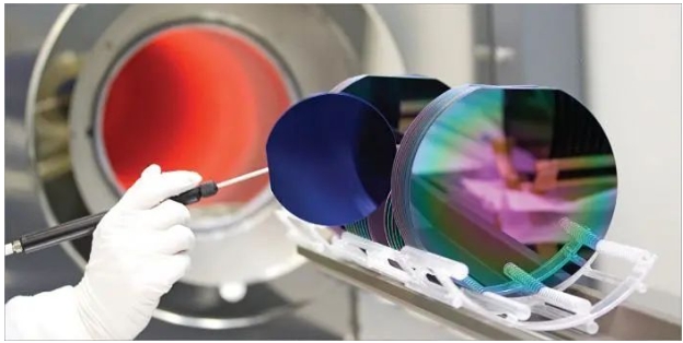 ASML一如既往地堅(jiān)如磐石，佳能對(duì) ASML 業(yè)務(wù)的影響本質(zhì)上為零。