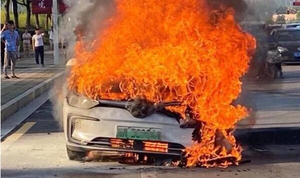 電動(dòng)汽車(chē)安全嗎？會(huì)不會(huì)自燃嗎？