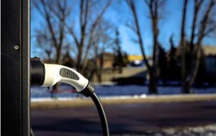 電動(dòng)汽車（EV）雙向供電為電源模塊提供了實(shí)用且創(chuàng)新的用途機(jī)會(huì)