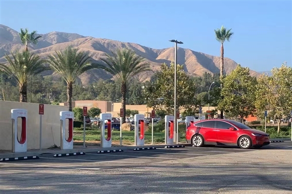 我國(guó)充電樁數(shù)量突破900萬(wàn) 同比暴增63.7%