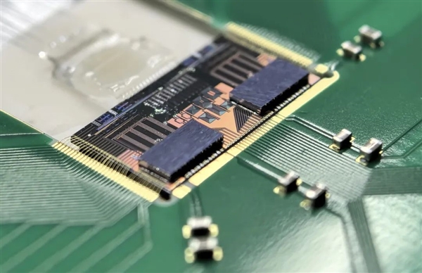 國內(nèi)首款2Tb/s 3D集成硅光芯粒成功出樣,華為、英偉達(dá)等巨頭都在押注