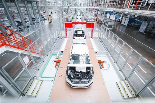 一汽-大眾將打造超級(jí)無人汽車工廠 用人形機(jī)器人擰螺絲