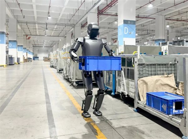 全球首次！比亞迪工廠啟用人形機(jī)器人 搬箱子畫面公布