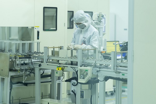 全球首款實(shí)現(xiàn)量產(chǎn)的半固態(tài)儲(chǔ)能電池產(chǎn)線在廣東投產(chǎn)